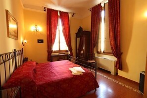 Cubrecamas, escritorio, cortinas blackout y sistema de insonorización 