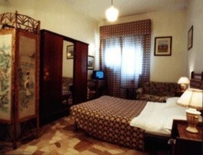 Cubrecamas, escritorio, cortinas blackout y sistema de insonorización 