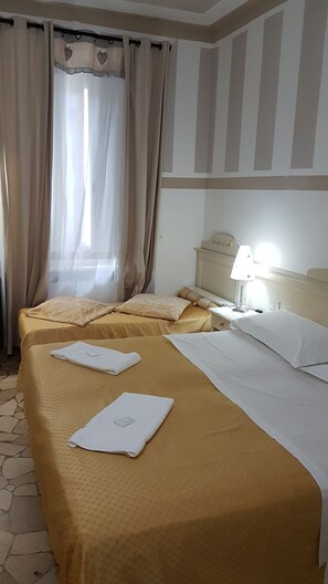 Chambre Triple, salle de bains commune