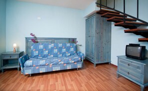 Apartemen (6 People) | Ruang keluarga | TV