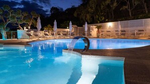 Outdoor pool, pool umbrellas, sun loungers - Freedom Holiday Residence (Massa Lubrense)