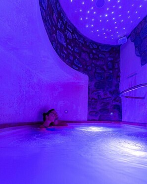 Outdoor pool, pool umbrellas, sun loungers - Freedom Holiday Residence (Massa Lubrense)
