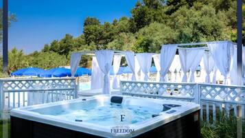 Outdoor spa tub