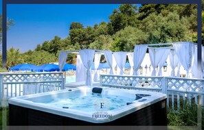 Outdoor spa tub