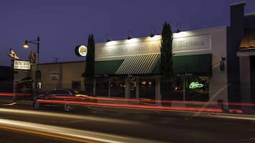 Een gebouw met een bord waarop staat: Nic's Italian Steak & Seafood House.