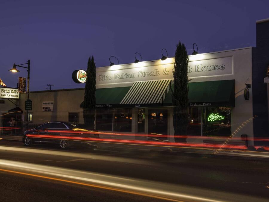 Een gebouw met een bord waarop staat: Nic's Italian Steak & Seafood House.