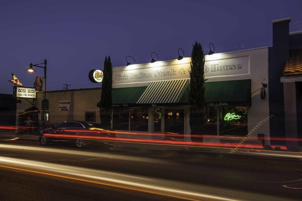 Un edificio con un letrero que dice 'Nic's Italian Steak & Seafood House'.