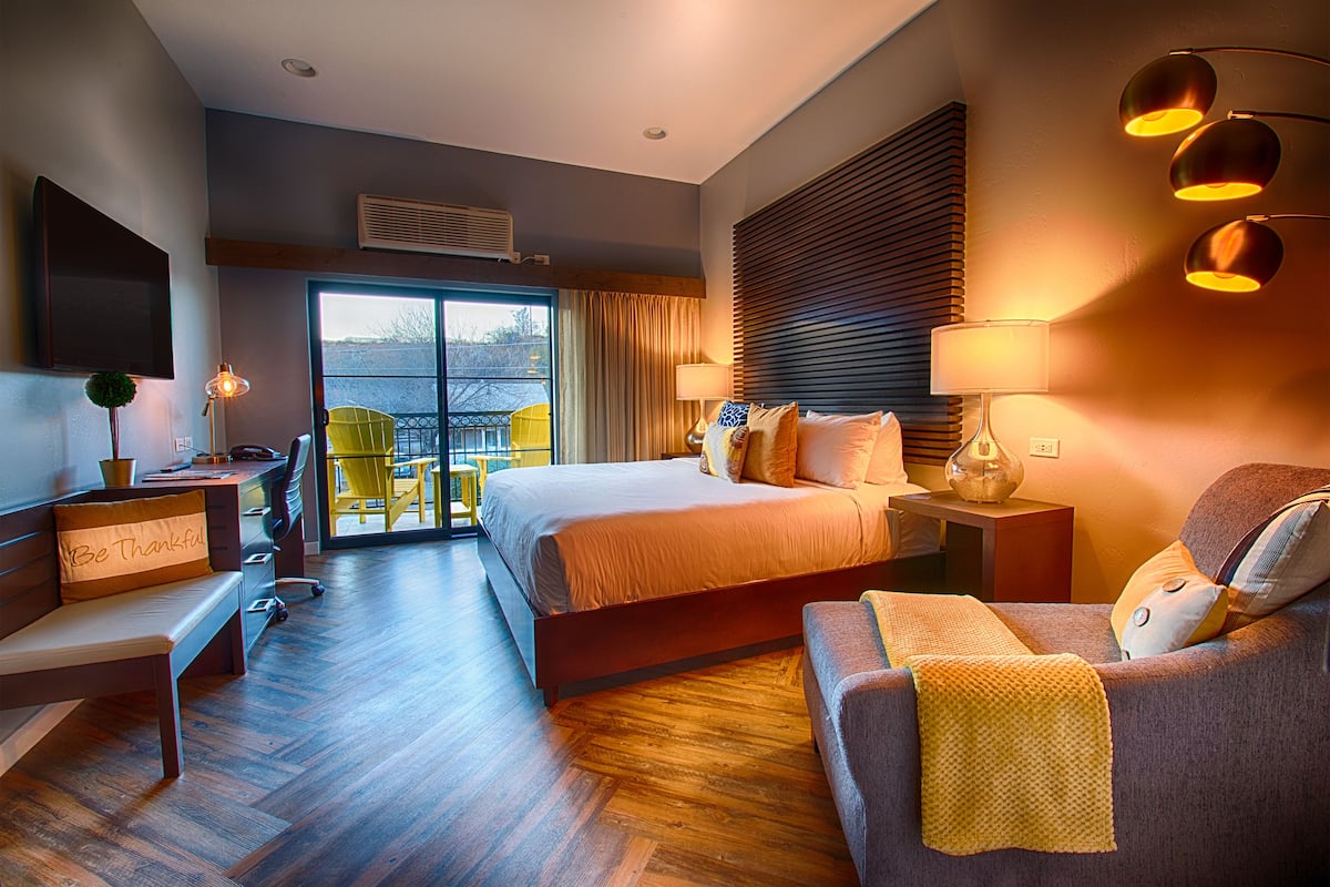 deluxe room, 1 king bed | premium bedding, desk, iron/ironing board, wifi