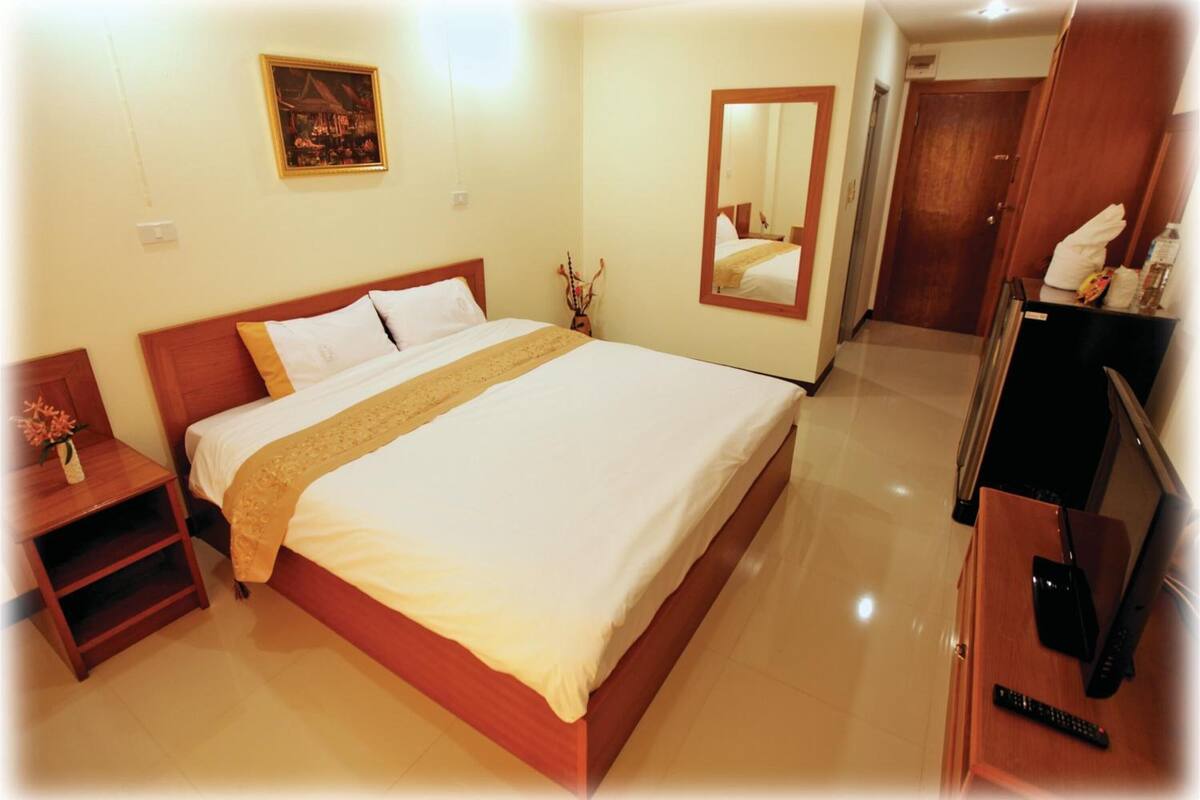 in-room safe, blackout curtains, free wifi, bed sheets