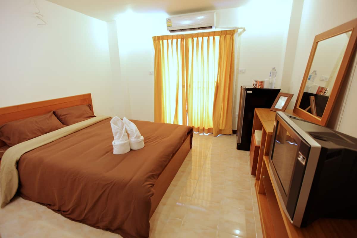 standard room, 1 queen bed | in-room safe, blackout curtains, free wifi, bed sheets