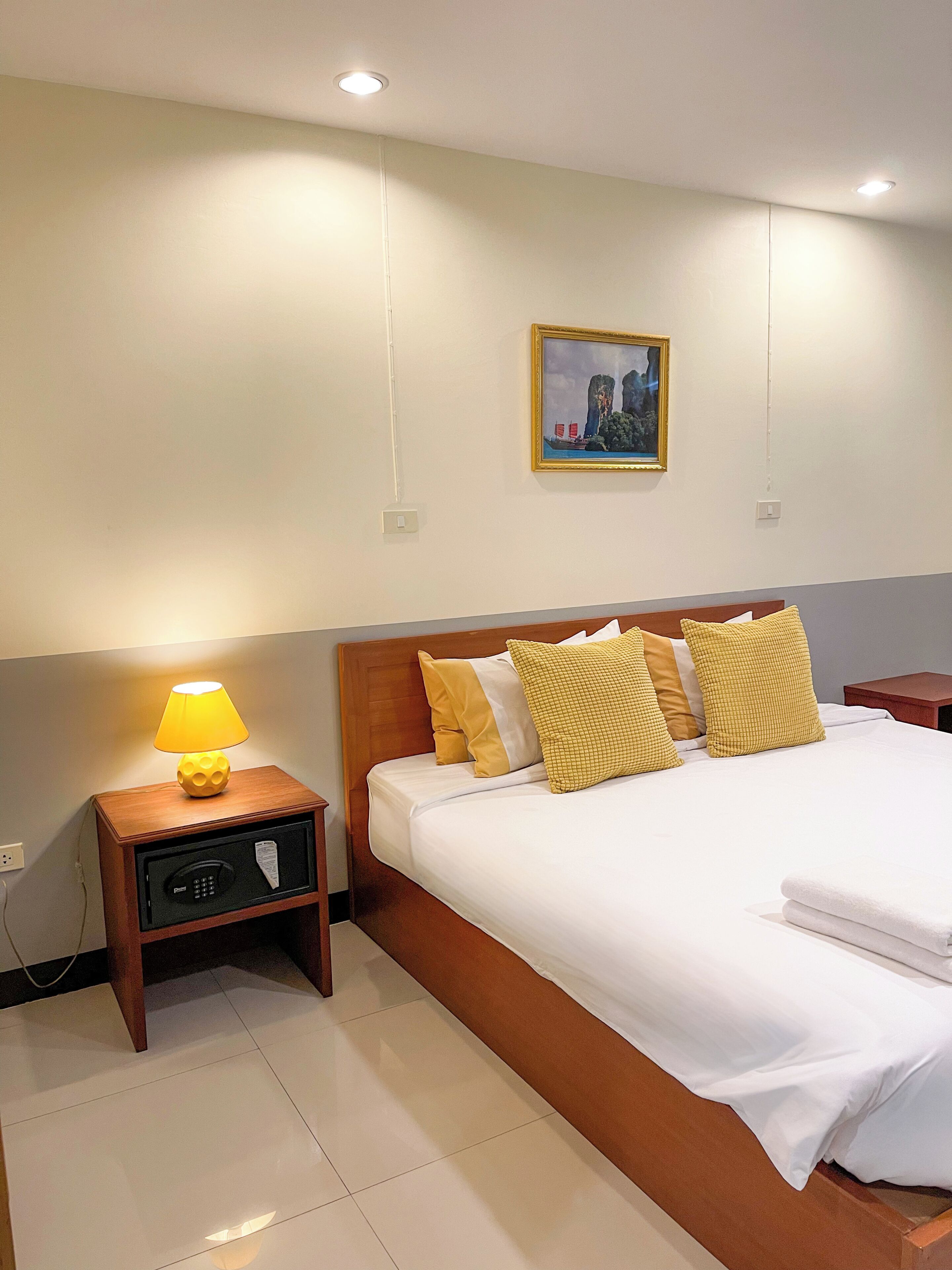 Standard Room, 1 Queen Bed | In-room safe, blackout curtains, free WiFi, bed sheets
