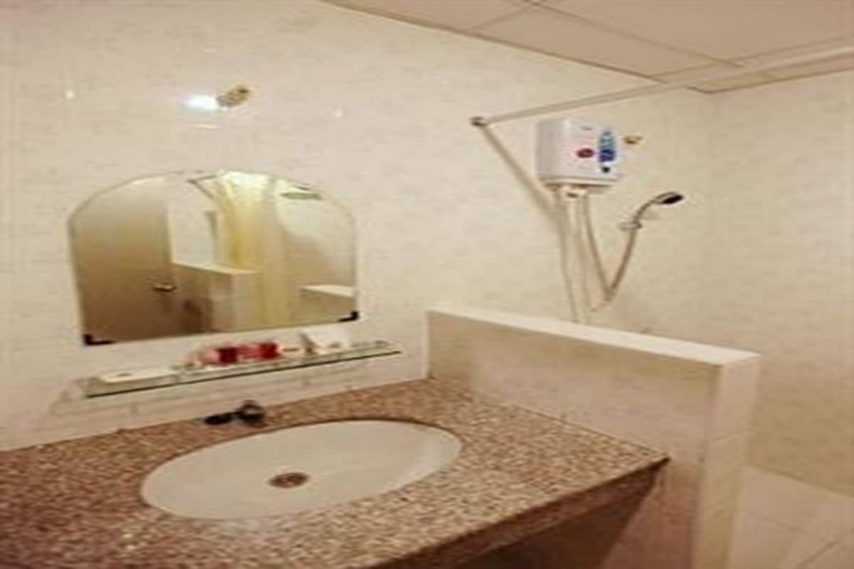 shower, free toiletries, hair dryer