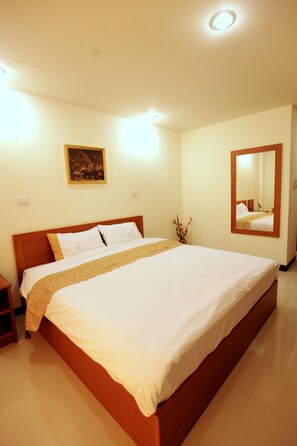 In-room safe, blackout curtains, free WiFi, bed sheets - Rafael Mansion Bangkok Aiport (Bang Phli)