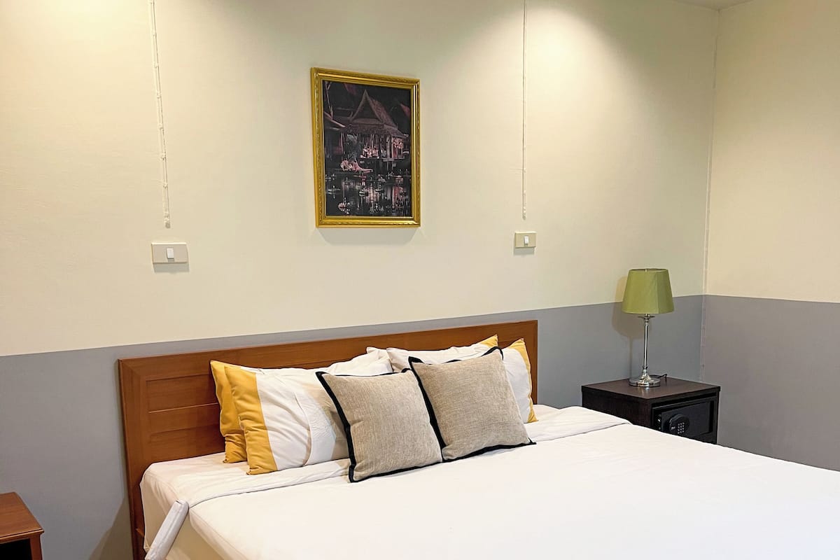 Quarto superior, 1 cama King | Cofres nos quartos, cortinas blackout, Wi-Fi de cortesia, roupa de cama