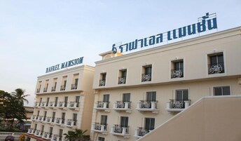 Un hotel llamado Rafael Mansion con varios pisos y balcones.