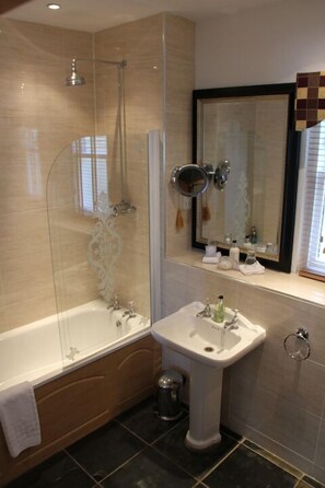 Double Room, 1 King Bed (Galloway Room ) | Bathroom | Free toiletries, hair dryer, towels - Arden Country House (Linlithgow)