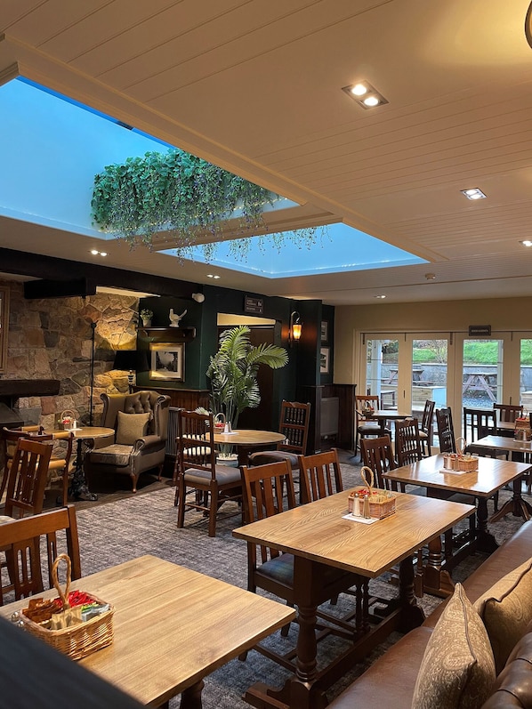 Se sirven comidas, cenas y cocina local 