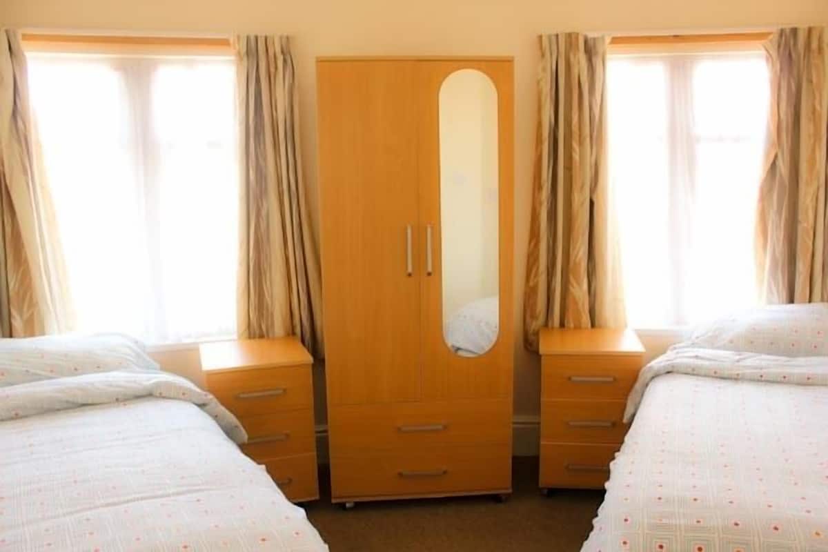 Chambre Double ou avec lits jumeaux | Fer et planche à repasser, Wi-Fi gratuit