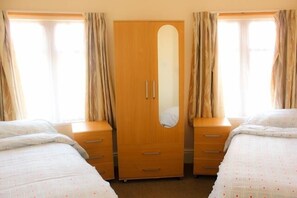 Kamar Double atau Twin Basic | Setrika/meja setrika dan Wi-Fi gratis