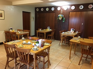 Daily to-go breakfast (GBP 7.50 per person)