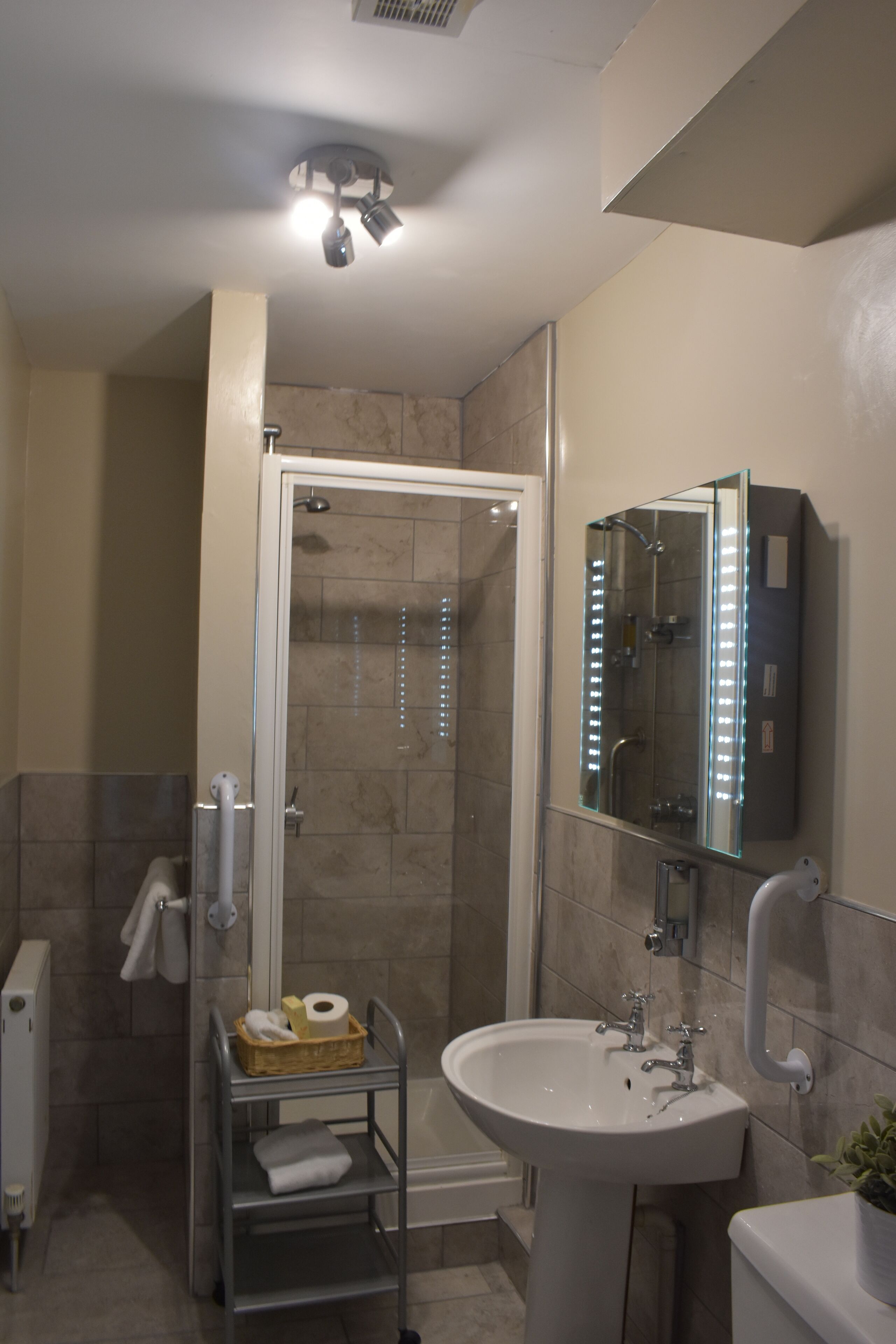 Standard Double or Twin Room, Ground Floor | Bathroom