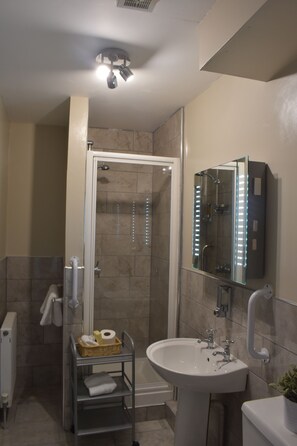 Kamar Double atau Twin Standar, lantai dasar | Kamar mandi | Shower, perlengkapan mandi gratis, pengering rambut, dan handuk
