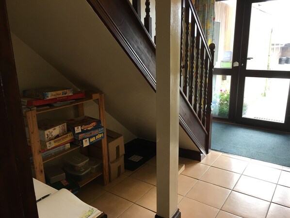 Una escalera que lleva a un espacio luminoso con vistas al exterior.