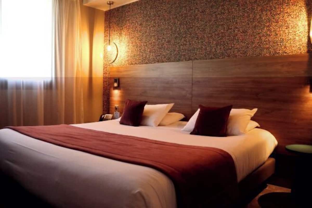 Minibar, desk, soundproofing, free cots/infant beds