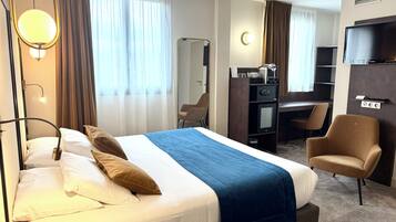 Executive Room, 1 Katil Raja (King), Non Smoking | 1 bilik tidur, bar mini, meja, kalis bunyi