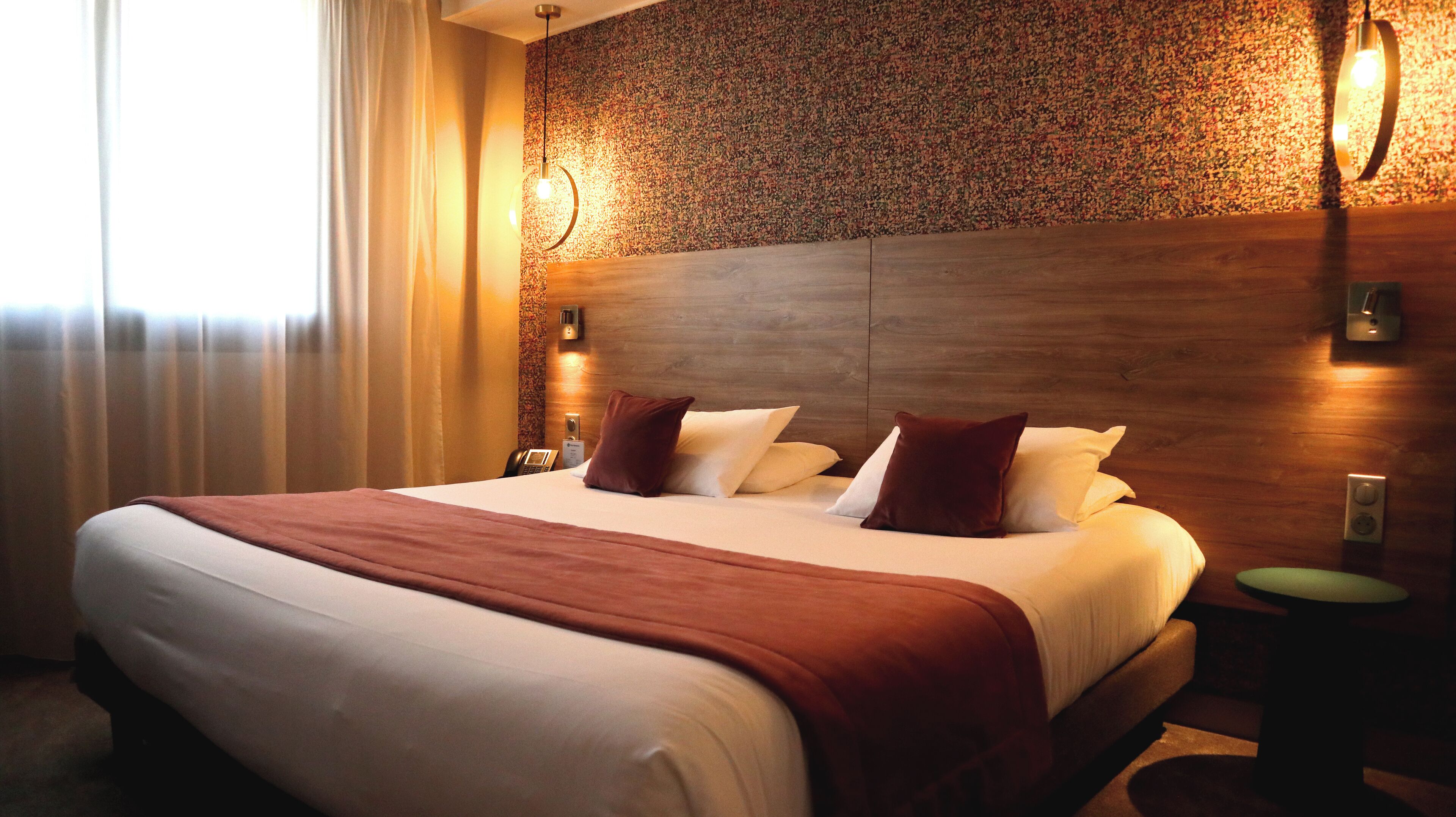 Minibar, escritorio, sistema de insonorización y cunas gratuitas