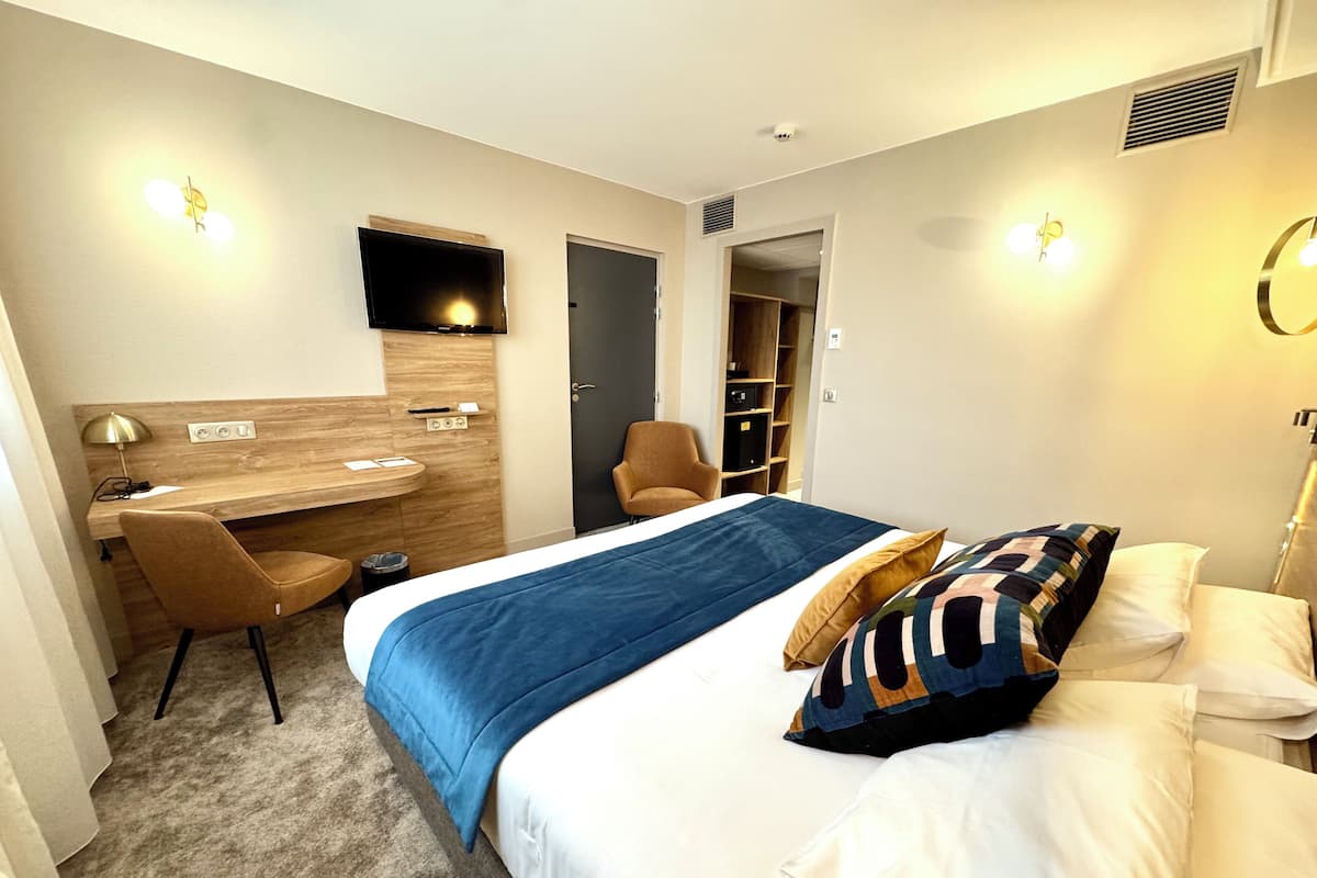 Habitación familiar, varias camas, para no fumadores, habitaciones conectadas | Minibar, escritorio, insonorización y cunas gratuitas
