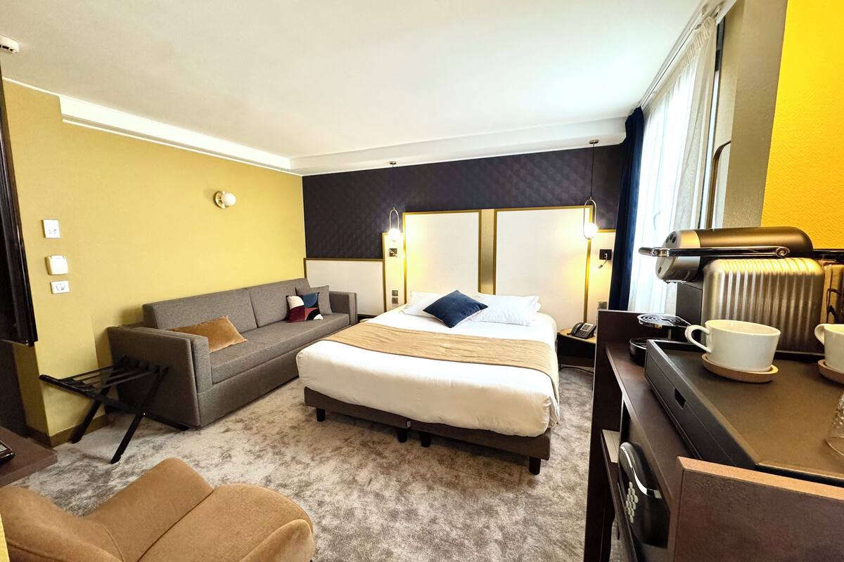 executive room, 1 king bed, non smoking | minibar, desk, soundproofing, free cots/infant beds