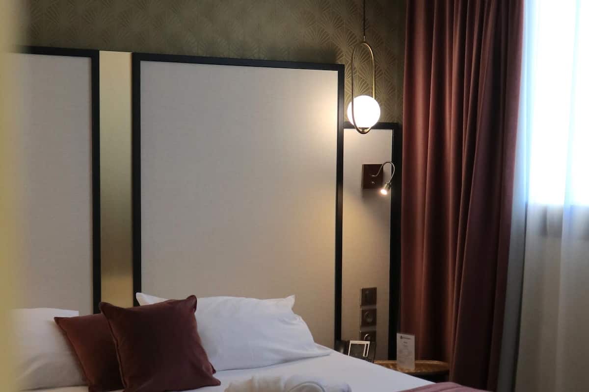 Minibar, desk, soundproofing, free cribs/infant beds