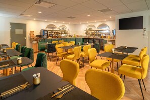 Daily continental breakfast (EUR 14 per person)