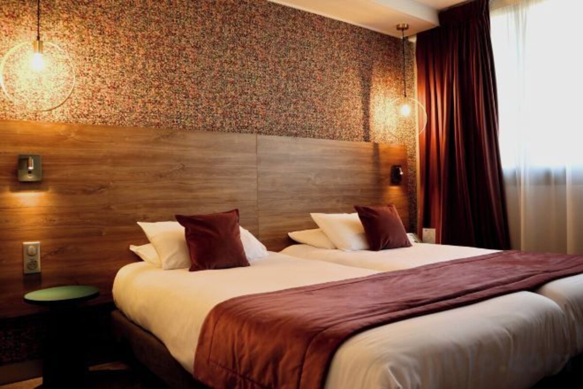 1 King 2 Single Beds, Non-Smoking, Family Room, Connecting Room, Courtesy Tray
