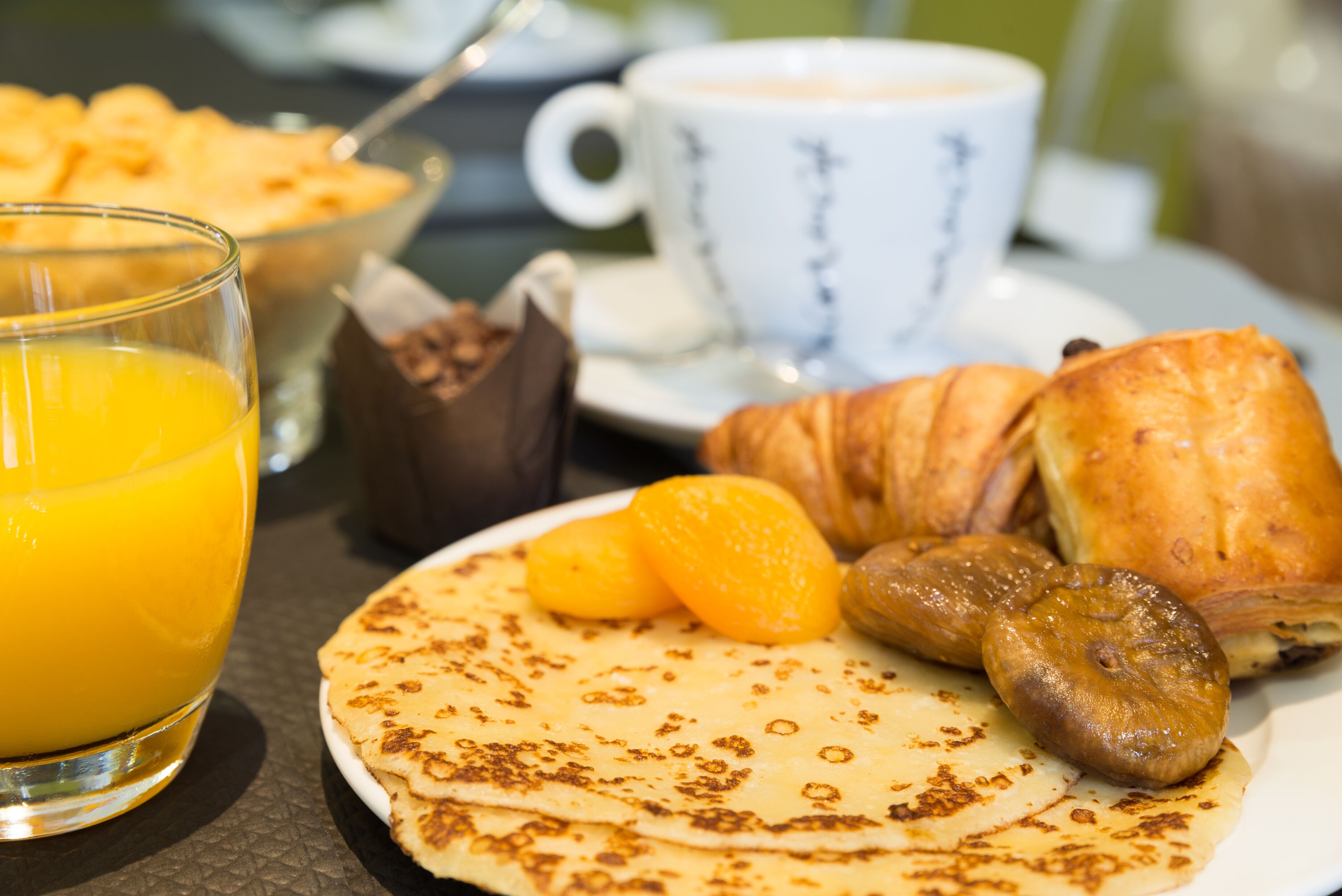 daily continental breakfast (eur 14 per person)