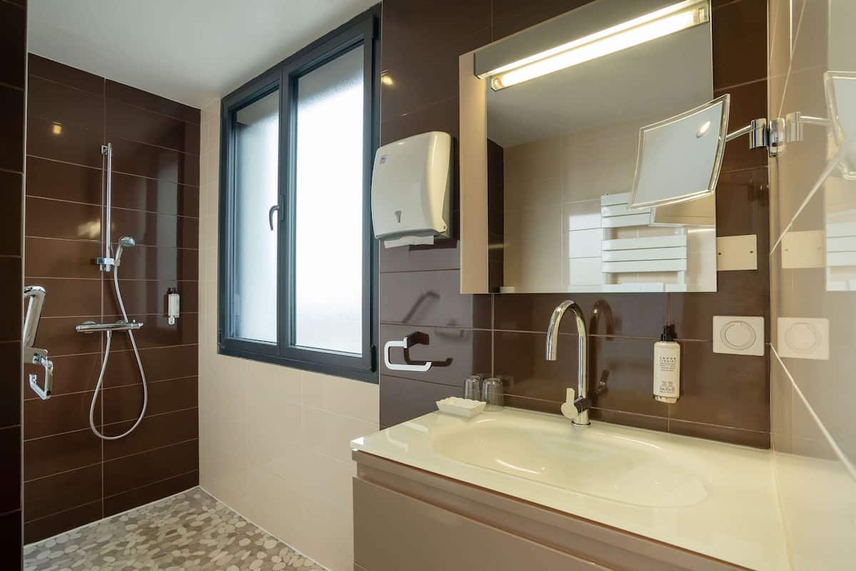 standard apartment, 2 queen beds, non smoking, kitchen | bathroom | shower, free toiletries, hair dryer, towels