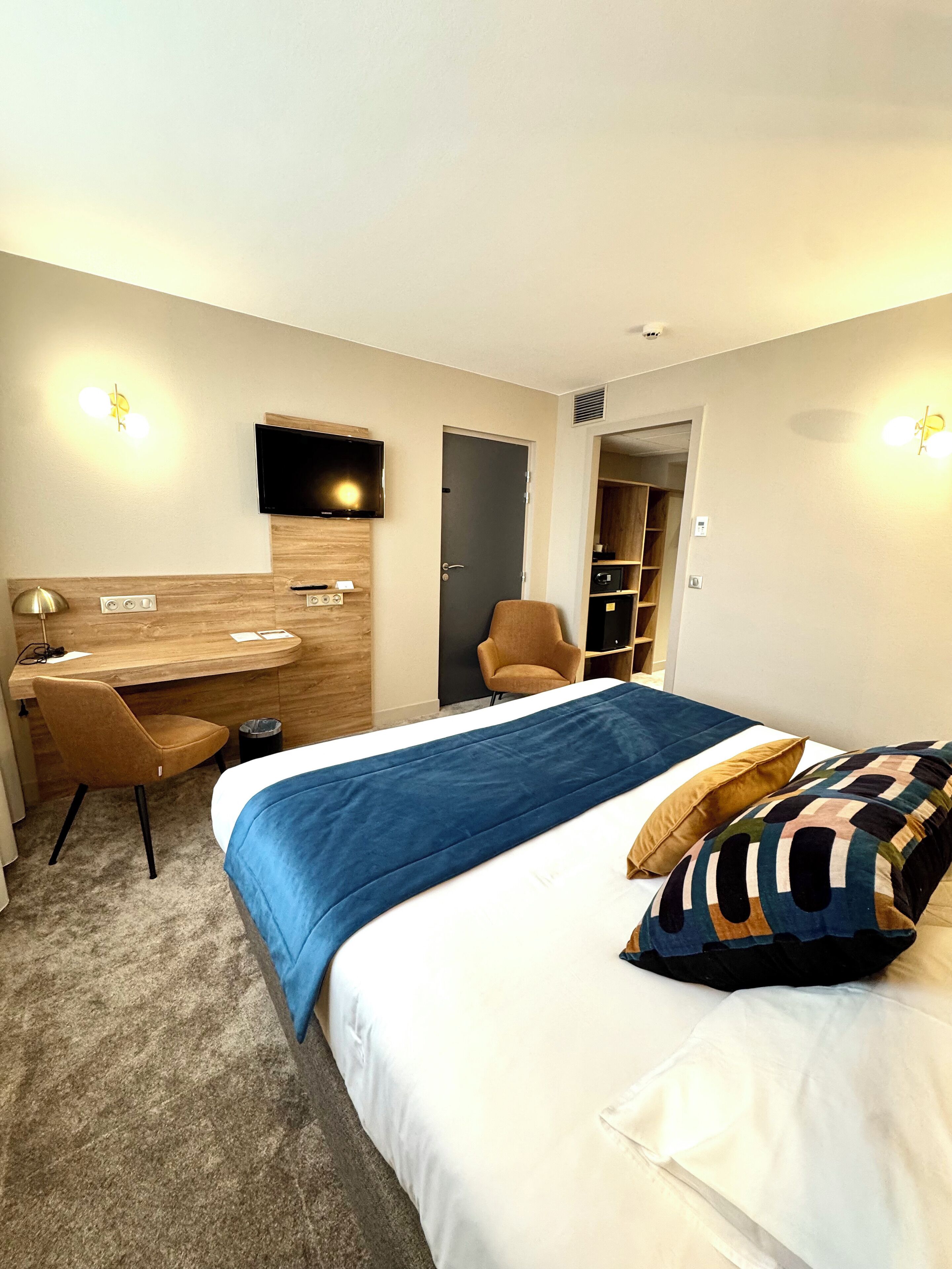 standard room, 1 king bed, non smoking (twin bed on request) | minibar, desk, soundproofing, free cots/infant beds