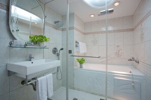 Twin Room, 2 Twin Beds (Non-Cancelable) | Bathroom | Hair dryer, towels - Happiness Hotel (Taipei)