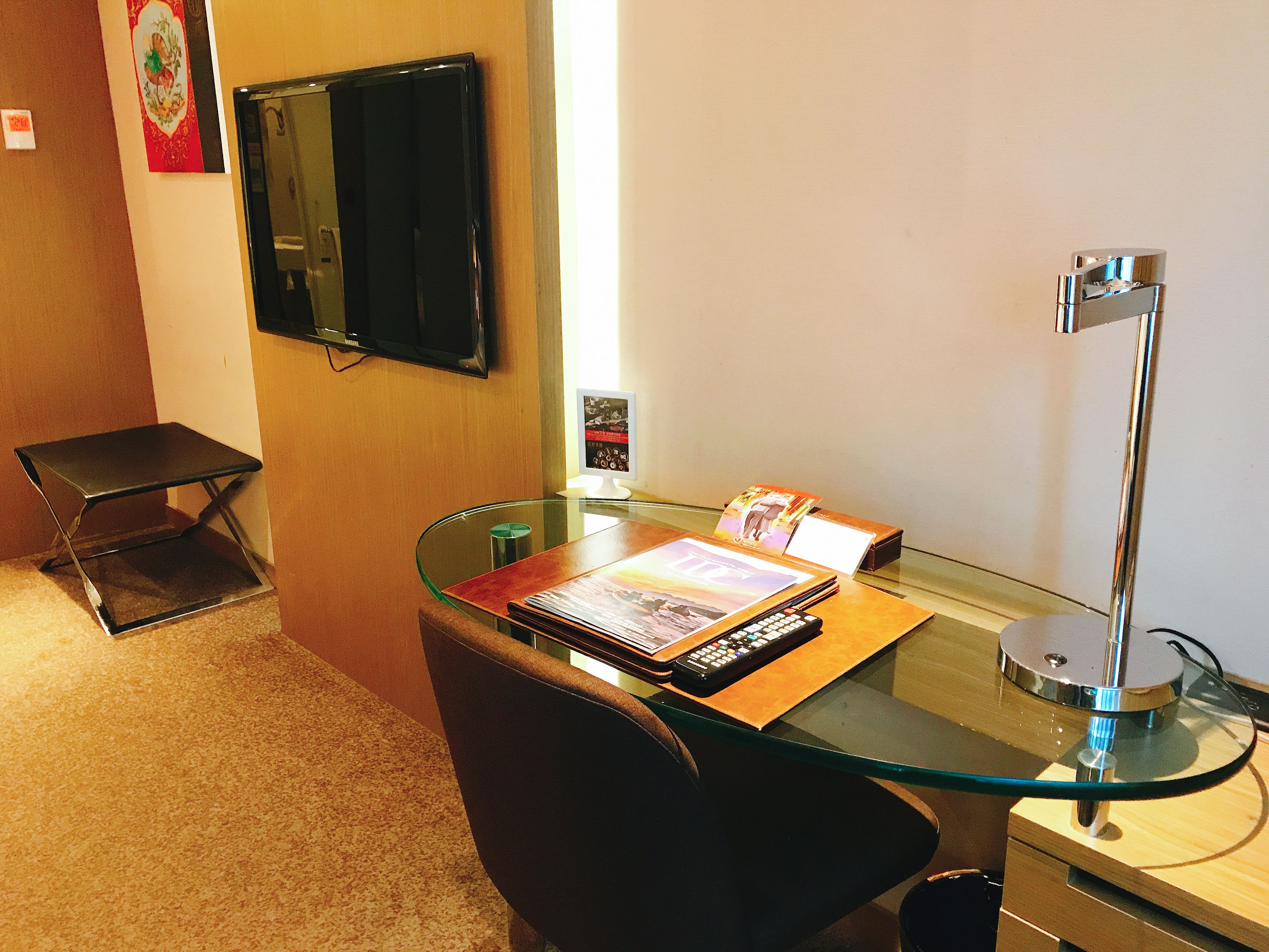 superior twin room | television