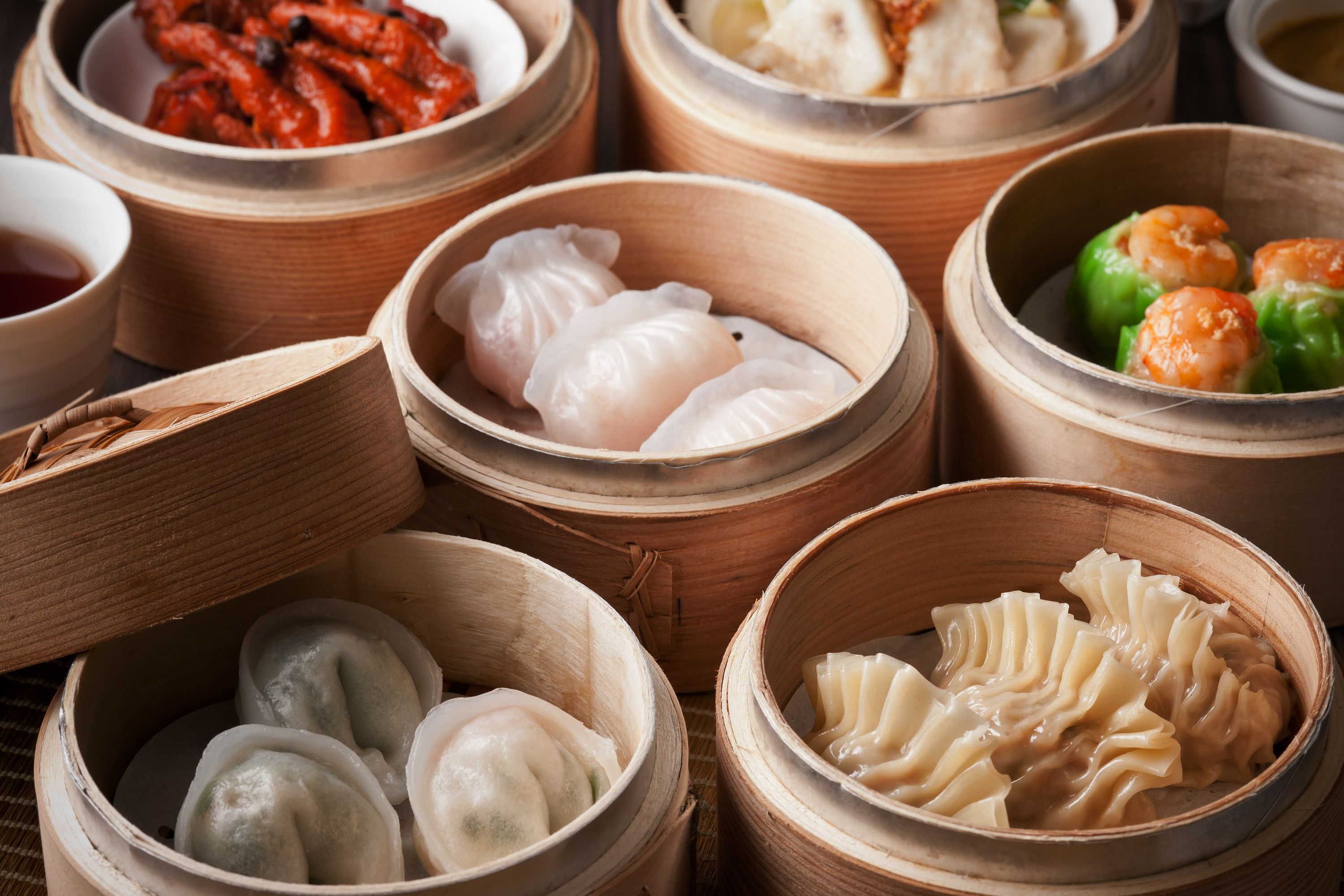 Diversidad de platos de dim sum en vaporeras de bambú.