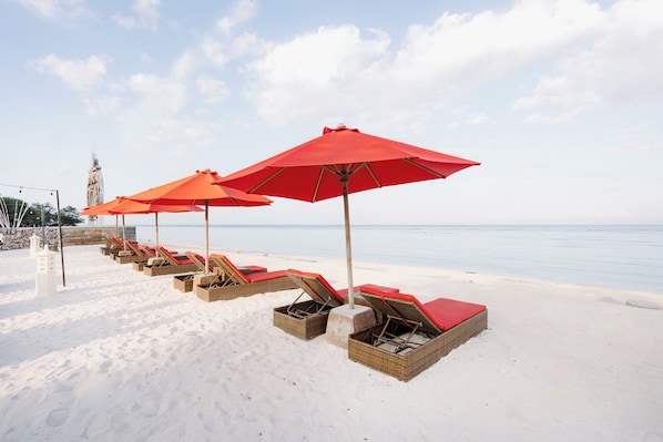 Aan een privéstrand, wit zand, strandhuisjes (toeslag), ligstoelen