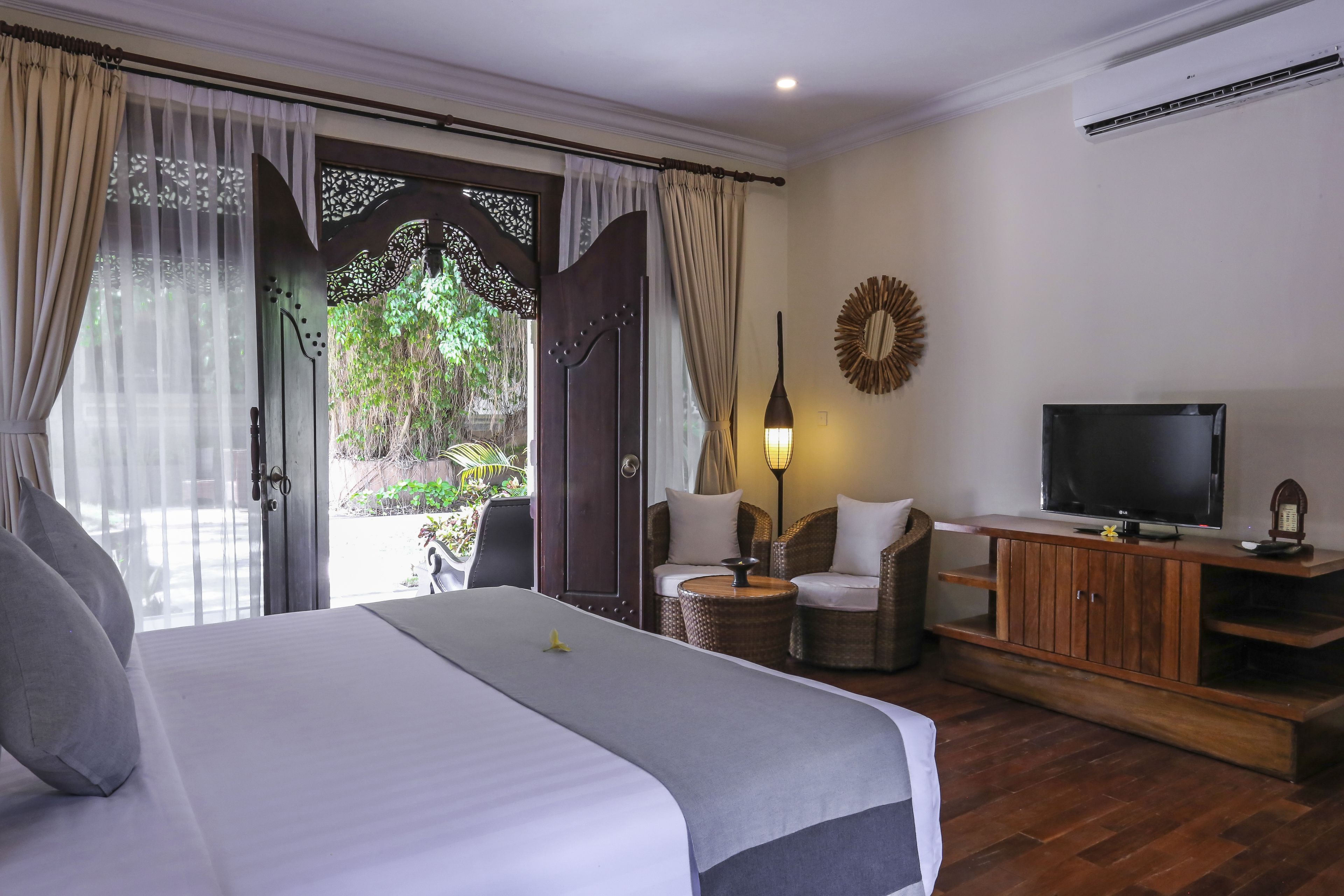 Sunset Bungalow, 1 King Bed | Minibar, in-room safe, desk, iron/ironing board (on request)