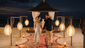 朝食、ランチ、ディナーに営業 (多国籍料理、プール ビュー)