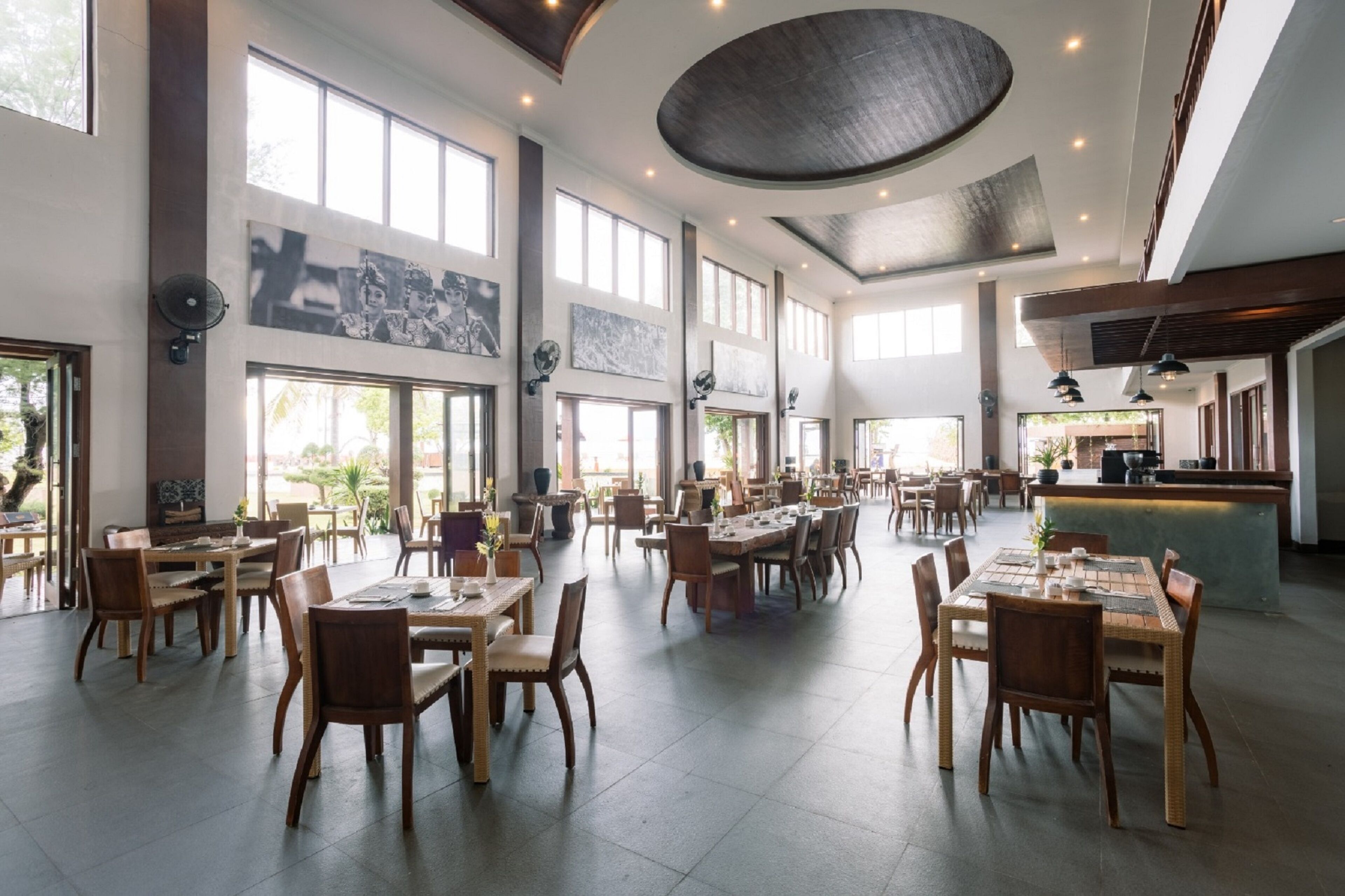 breakfast, lunch, dinner served; international cuisine, pool views