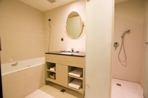 Luxury Room, 1 Double Bed | Bathroom | Slippers, towels - Taipei Charming City Hotel - Xinyi (Taipei)