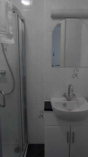Free toiletries, hair dryer, towels - Charles House (Windsor)