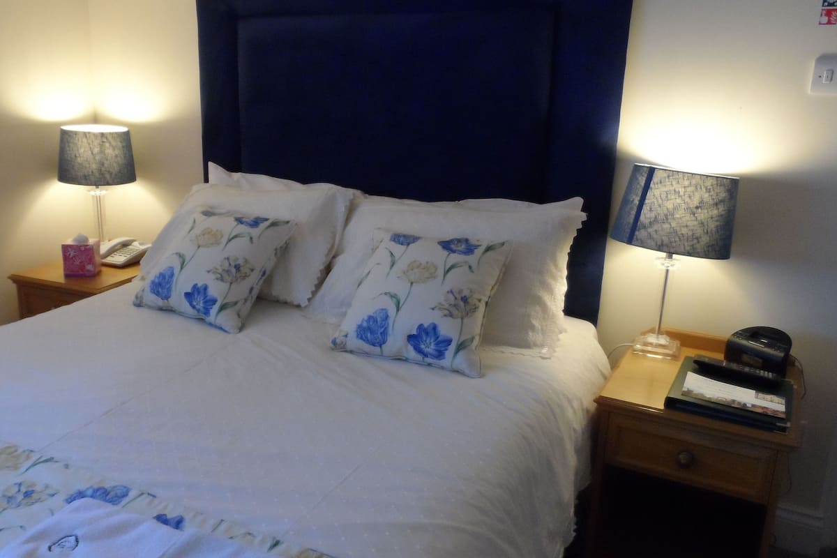 William, 1 King Bed, 1st Floor | Individually decorated, individually furnished, iron/ironing board