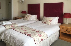 Habitación ejecutiva con 1 cama matrimonial o 2 individuales, planta baja (Victoria) | Decoración personalizada y muebles diferentes 