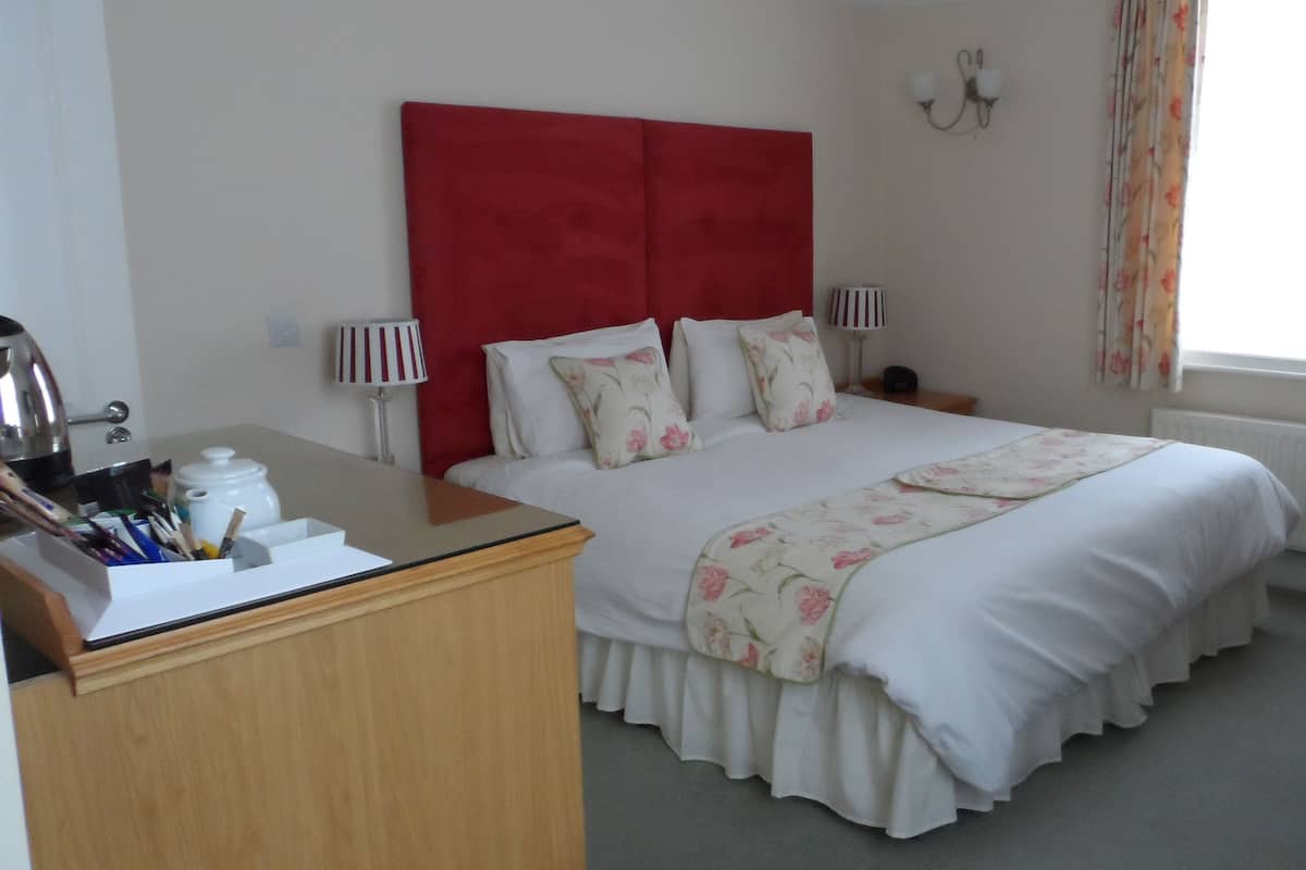 Elizabeth, 1 Super King Bed or Twin, 1st Floor | Individually decorated, individually furnished, iron/ironing board
